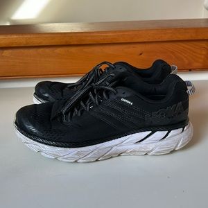 Woman’s Hoka Clifton 6 Size 9